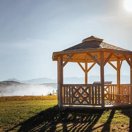 Family S Výhľadom Na Choč